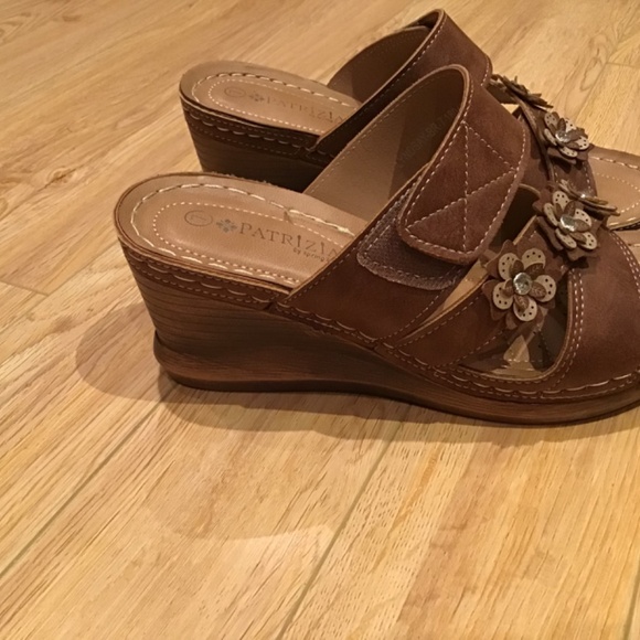 Tan sandals - Picture 2 of 4